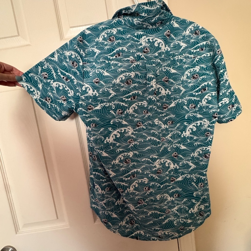 Stylish Men's Teal Wave Pattern Shirt - Picture 7 of 8